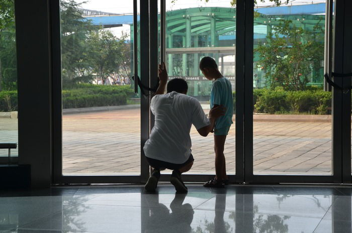 信任崩塌的瞬间!苏州男子拿到鉴定结果后,在鉴定中心外久久伫立...